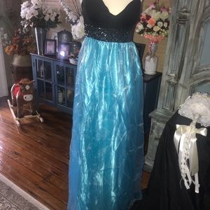 NWT turquoise an black with sequin around waist